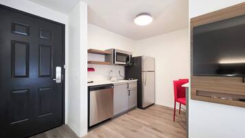 Frigorífic, microones, placa de cuina i cafetera i tetera