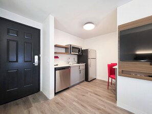 Fridge, microwave, stovetop, coffee/tea maker - Baymont by Wyndham Auburn Hills South (Auburn Hills)