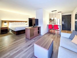 Colchones con pillow-top, escritorio y cortinas blackout