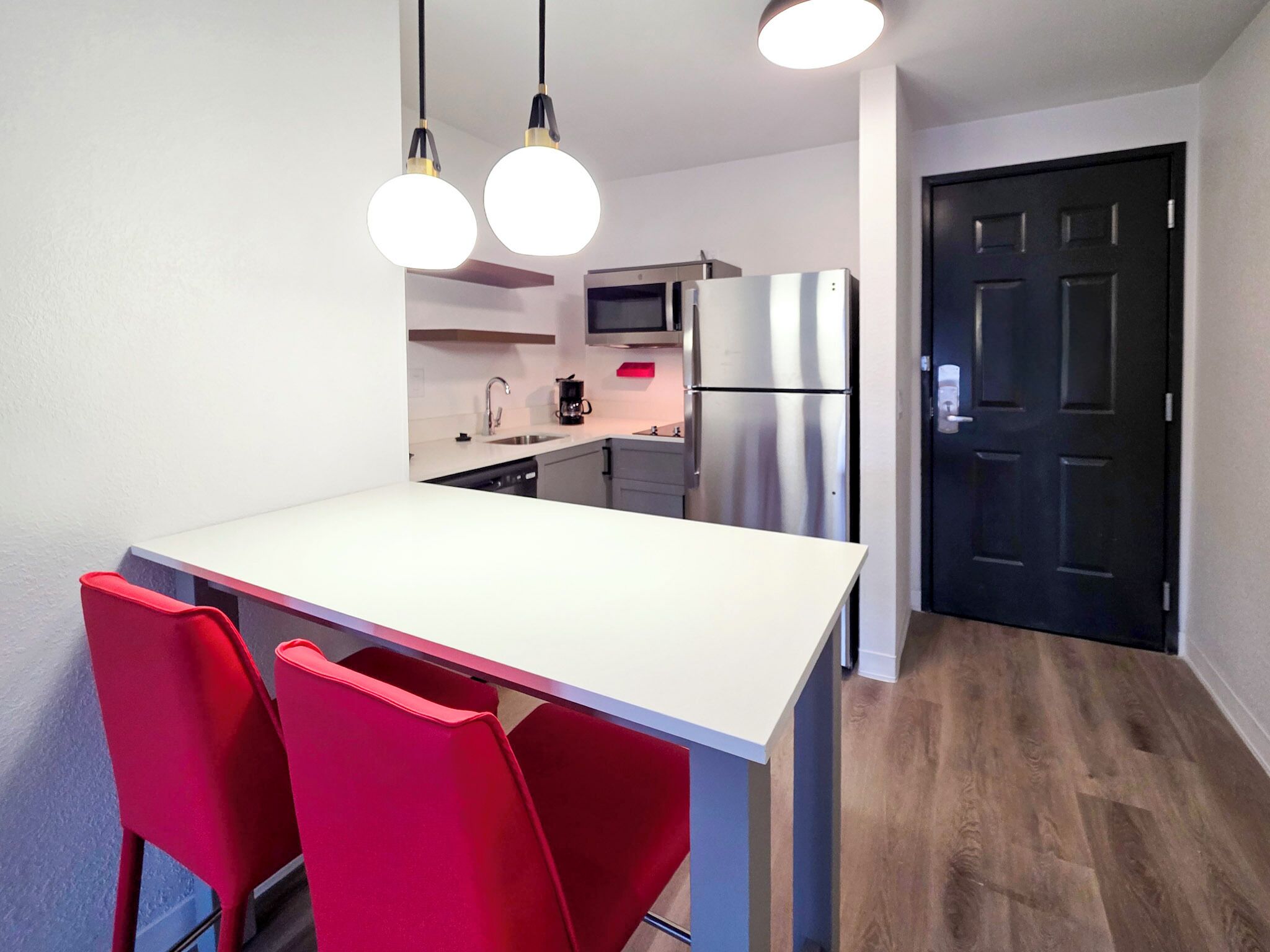 Frigorífic, microones, placa de cuina i cafetera i tetera 