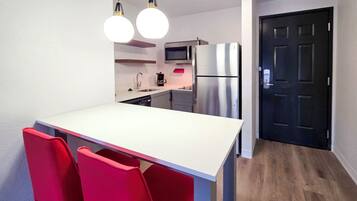 Frigorífic, microones, placa de cuina i cafetera i tetera