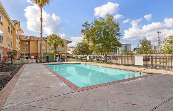 Outdoor pool - Extended Stay America Suites Houston Med Ctr Braeswood Bl (Houston)