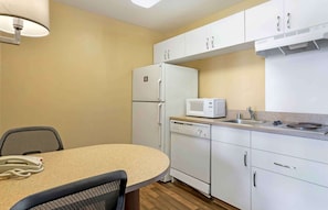 Deluxe Studio Suite | Private kitchen | Full-size fridge, microwave, stovetop, coffee/tea maker