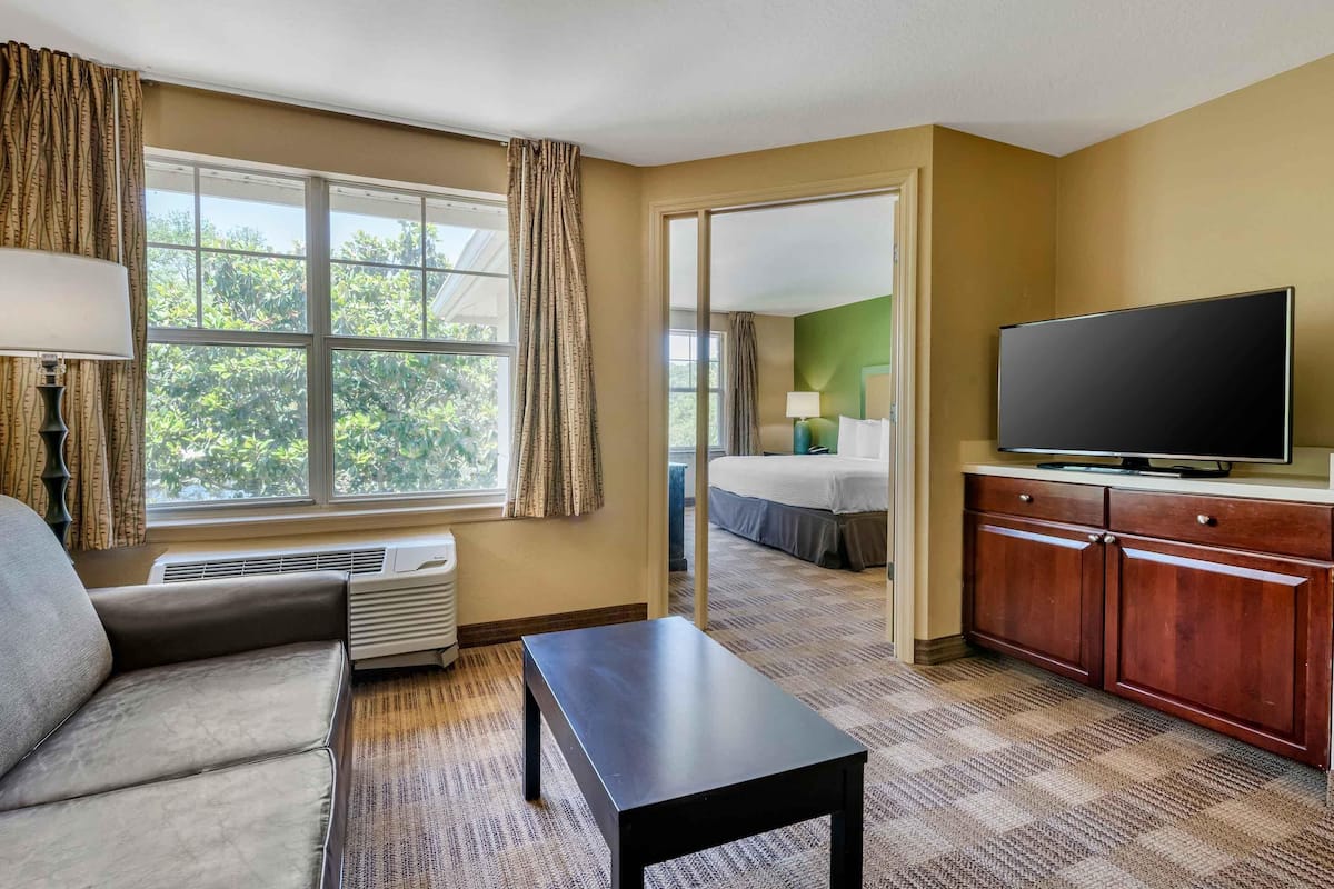 Een bureau, verduisterende gordijnen, een strijkplank/strijkijzer