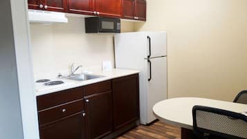 Deluxe Studio, 1 Queen Bed with Sofa bed, Non Smoking | Private kitchen