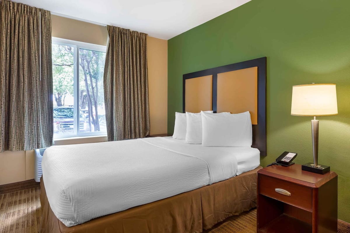 Escriptori, cortines opaques, planxa i posts de planxar i wifi gratuïta