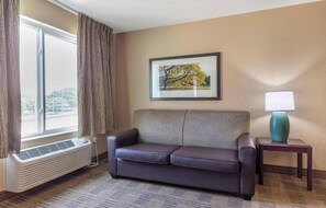 Desk, blackout curtains, iron/ironing board, free WiFi - Studio 6 Suites Jacksonville Deerwood Park FL (Jacksonville)