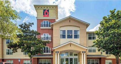 Studio 6 Suites Jacksonville Deerwood Park FL