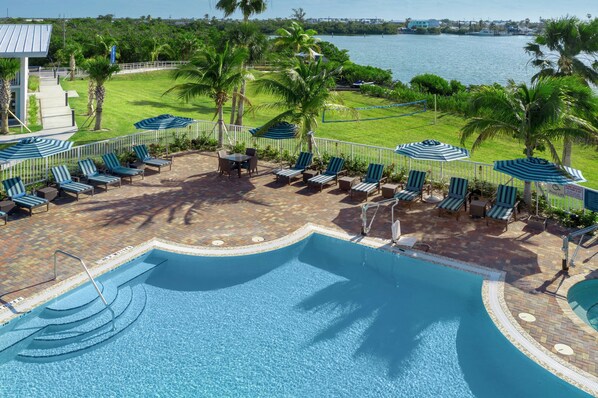 Piscine extérieure, parasols, chaises longues