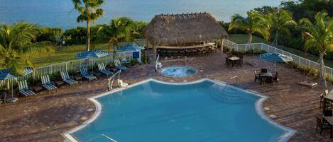 Außenpool, Sonnenschirme, Liegestühle