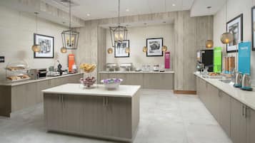 فطور أوروبي مجانًا يوميًا