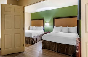 Suíte, 1 quarto, para não fumantes | Escrivaninha, Wi-Fi de cortesia, roupa de cama