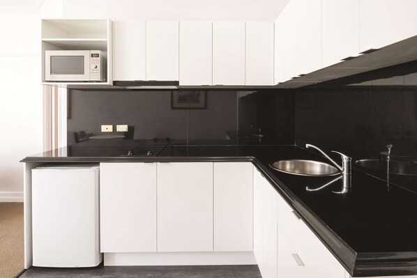 Tủ lạnh, lò vi sóng, ấm điện