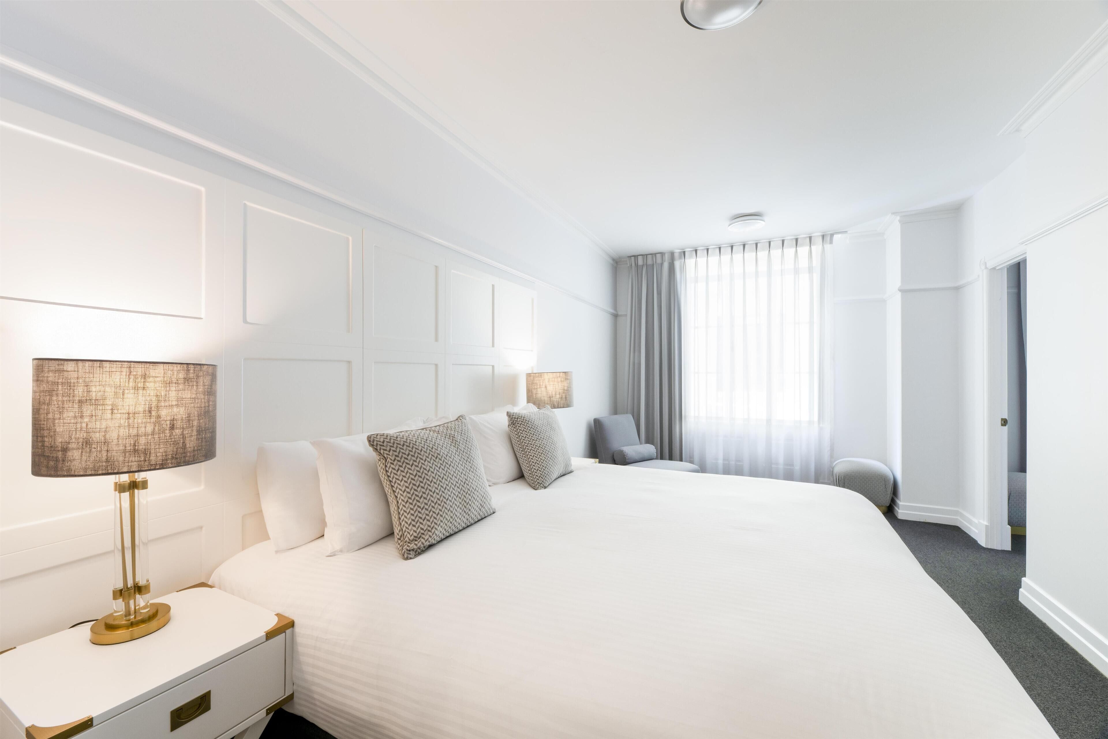 Apartamento standard, 1 quarto | Cofres nos quartos, espaço de trabalho para notebook, cortinas blackout