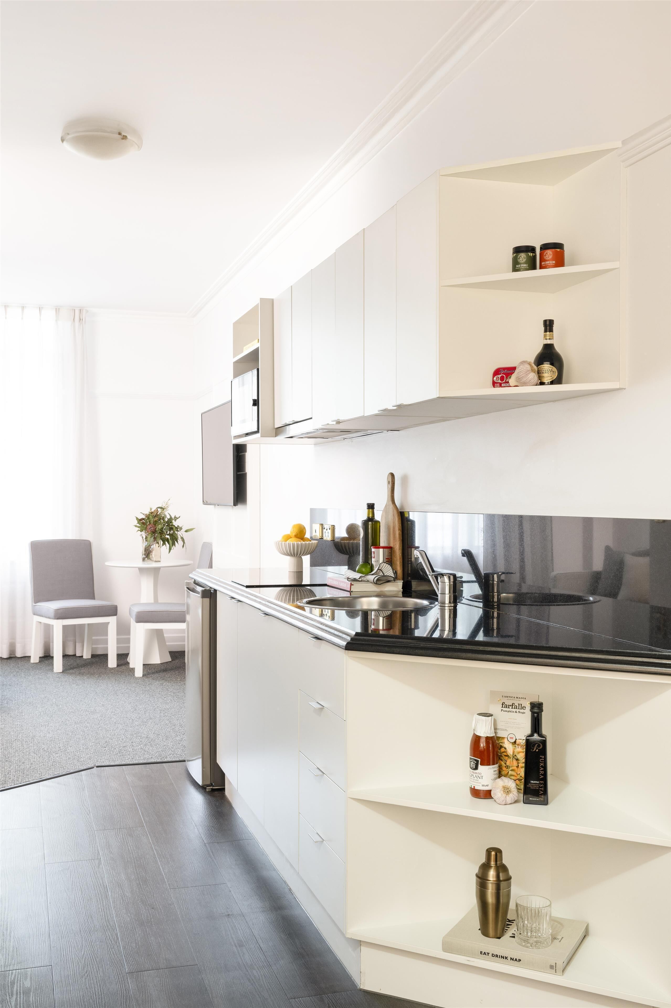 客房内保险箱、笔记本电脑工作区、遮光窗帘、隔音