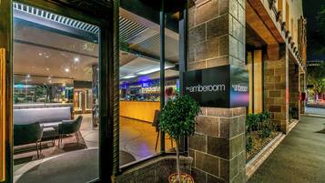 Serves lunch and dinner