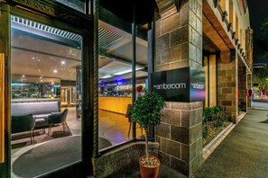 Serves lunch and dinner