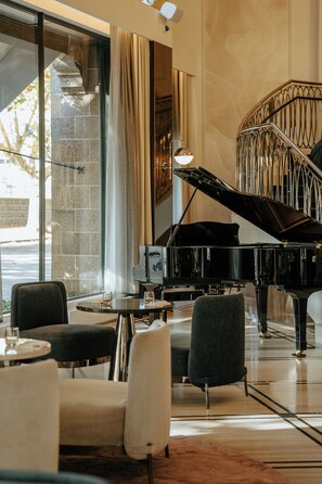 Lunch and dinner served - The Royce (Melbourne)