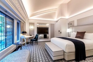 Luxe beddengoed, pillowtop-bedden, een minibar, een kluis op de kamer