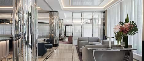 Serves lunch and dinner