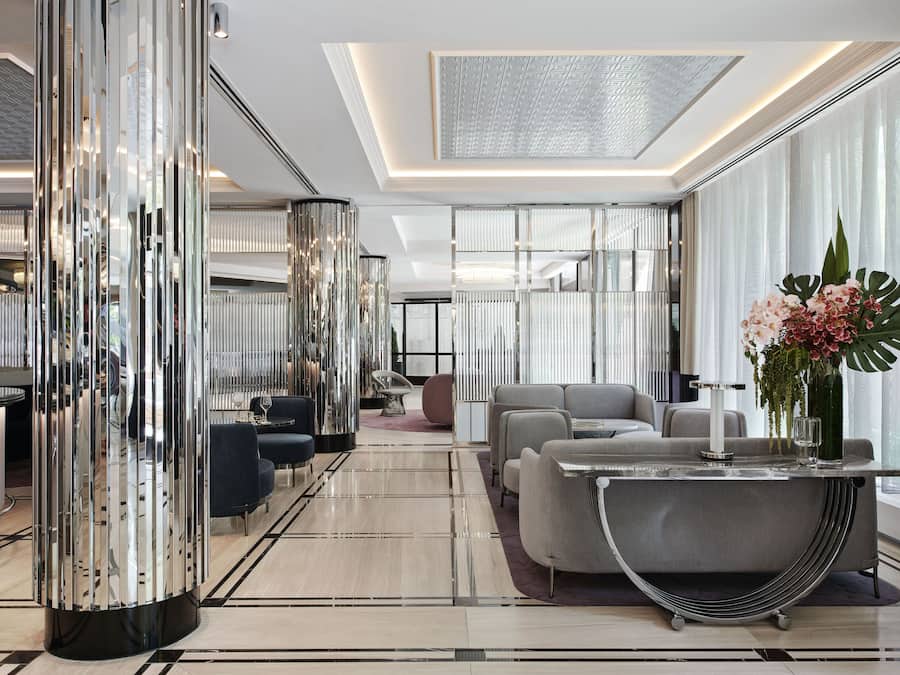 Serverer lunsj og middag