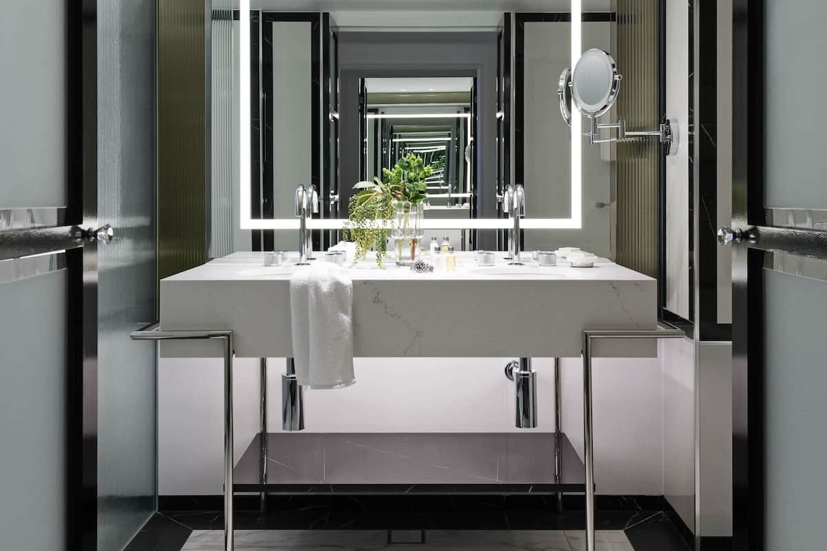 Amenidades de baño de diseñador, secadora de cabello, batas, pantuflas