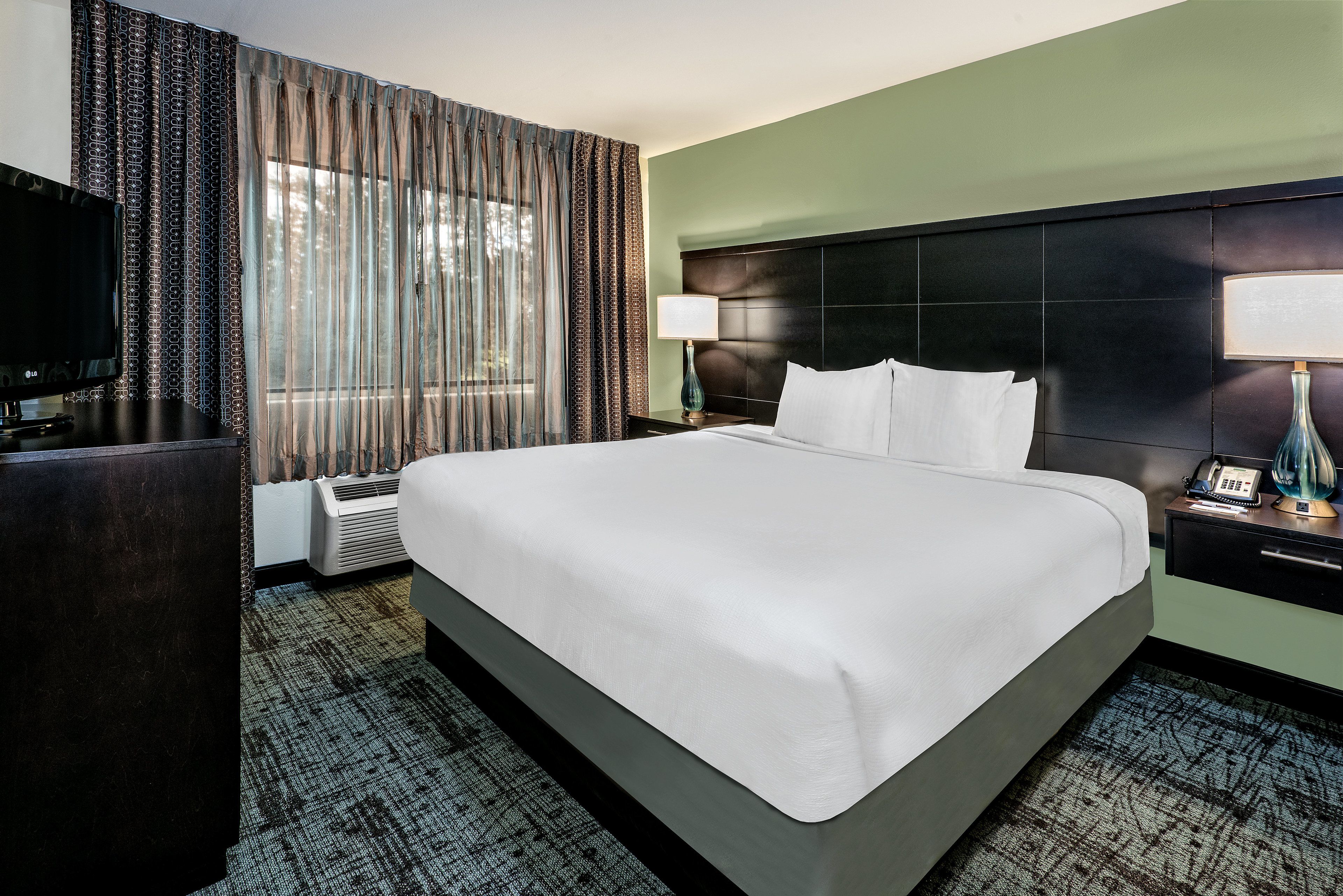 Coffres-forts dans les chambres, bureau, fer et planche à repasser