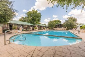 Una piscina cubierta, una piscina al aire libre, tumbonas