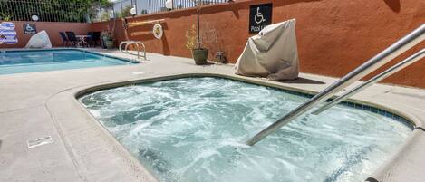 Zona de hidromasaje con piscina al fondo, una silla de salvavidas y un letrero que indica acceso para sillas de ruedas.