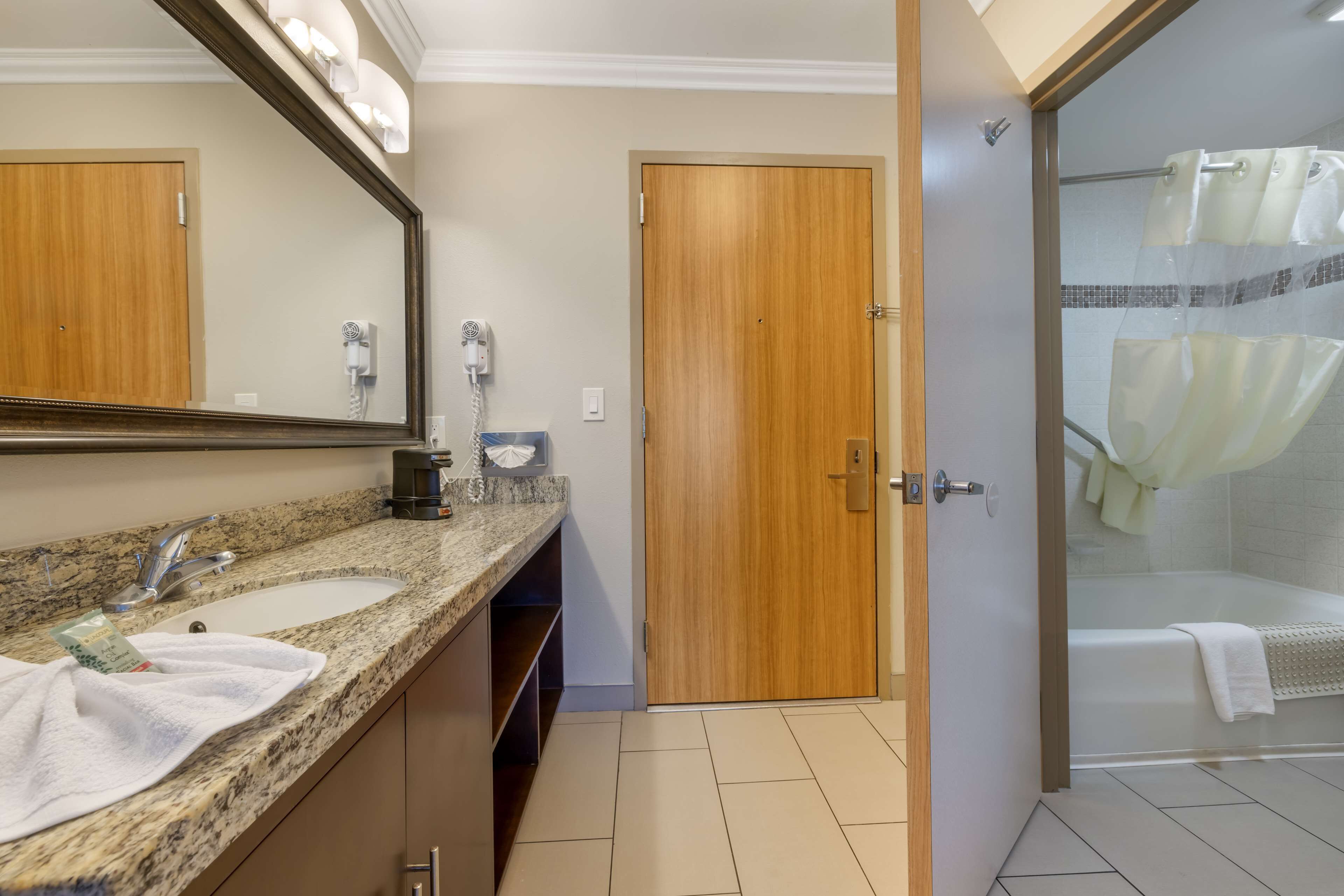 Combined shower/bathtub, free toiletries, hair dryer, towels