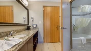 Combined shower/bathtub, free toiletries, hair dryer, towels