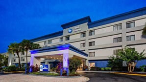 Ein Best Western Hotel mit modernem Design, inklusive überdachter Eingangspartie und gepflegter Außenanlage.