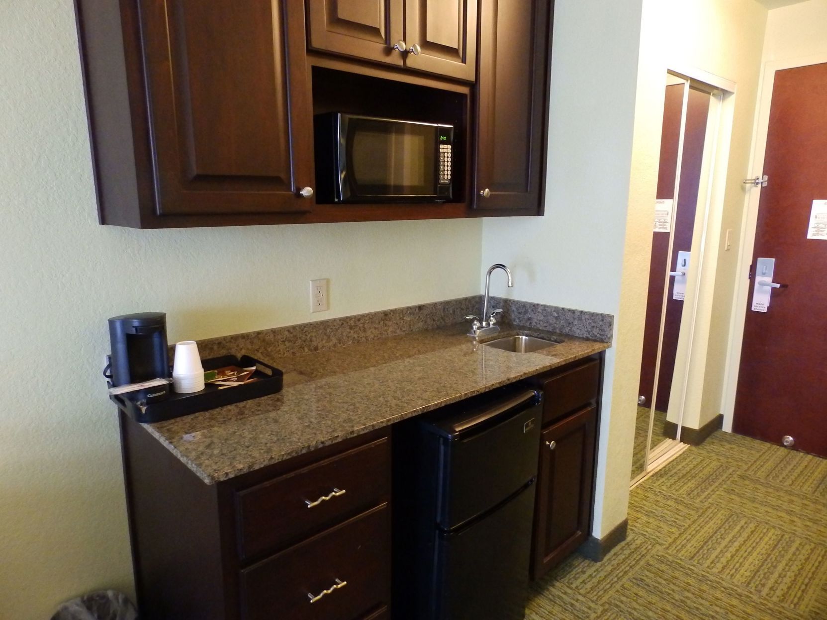 Private kitchen | Fridge, microwave, coffee/tea maker