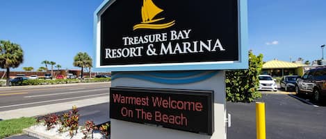 Μια πινακίδα για το θέρετρο και τη μαρίνα «Treasure Bay», με ένα μήνυμα καλωσορίσματος.
