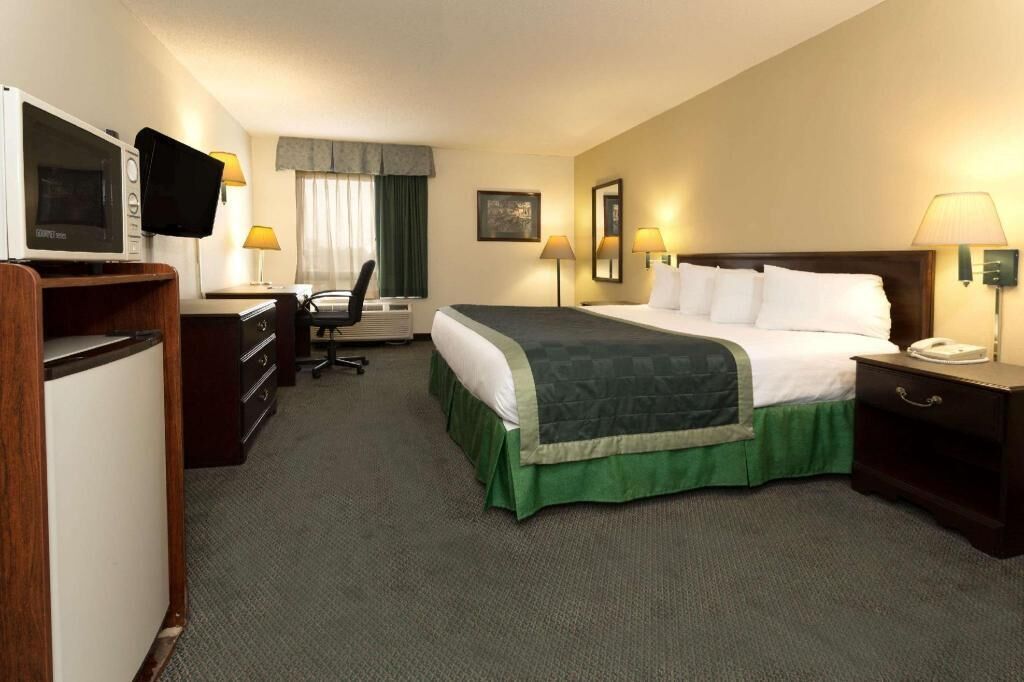 Desk, laptop workspace, iron/ironing board, free cribs/infant beds