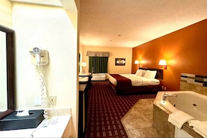 Deluxe Room, 1 King Bed, Non Smoking | Fitness facility