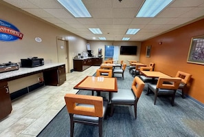 Enjoy meals in this cozy dining area with a microwave and kitchen appliances, a TV, and comfortable seating.