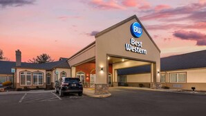 A Best Western hotel with a parking lot and a sunset sky. - Best Western Chambersburg (Chambersburg)