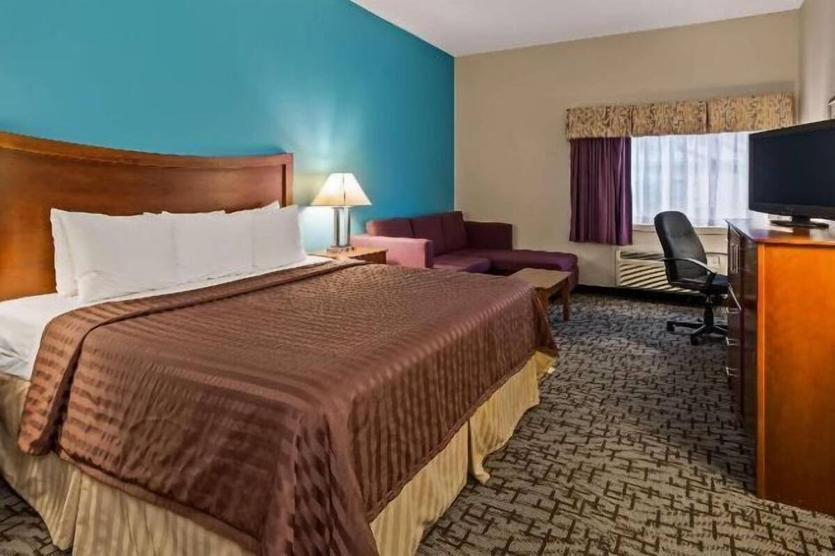 Down duvets, in-room safe, desk, laptop workspace