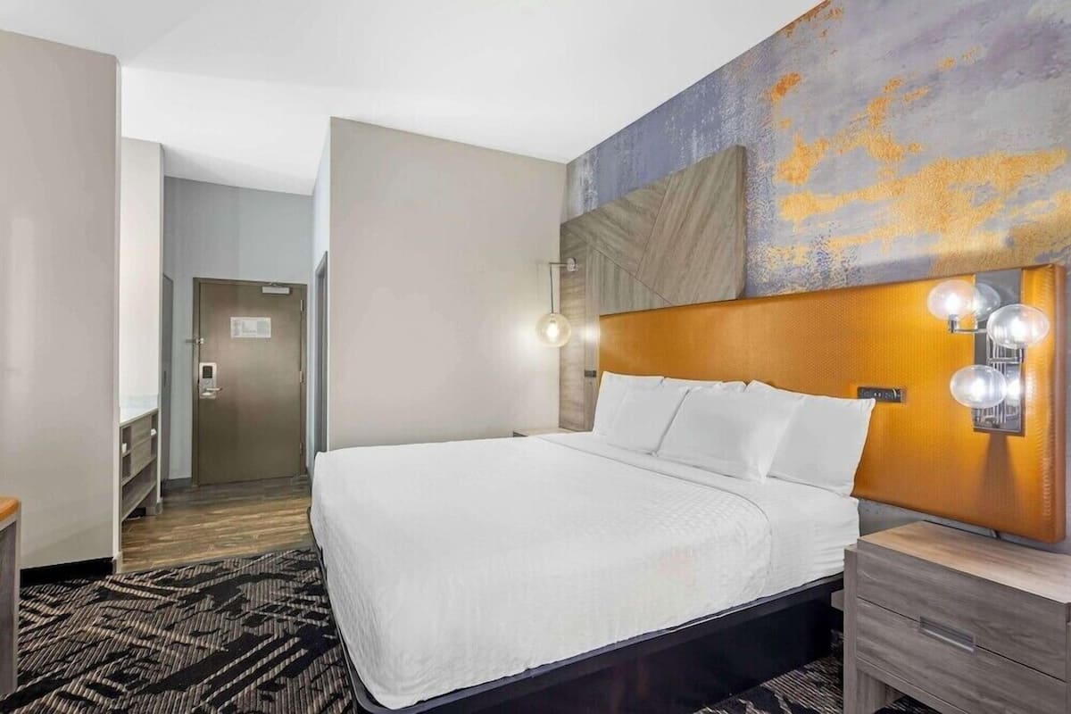 Down comforters, in-room safe, desk, laptop workspace