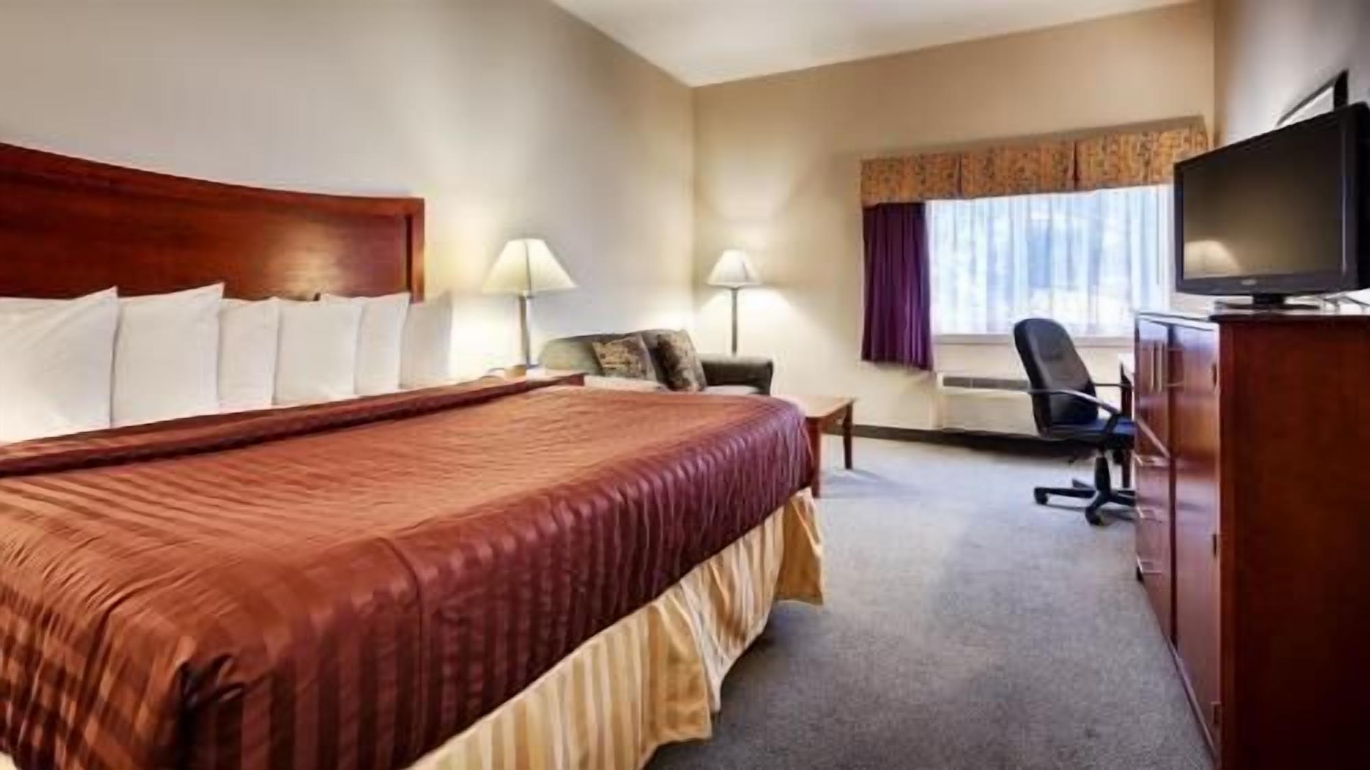 Down comforters, in-room safe, desk, laptop workspace