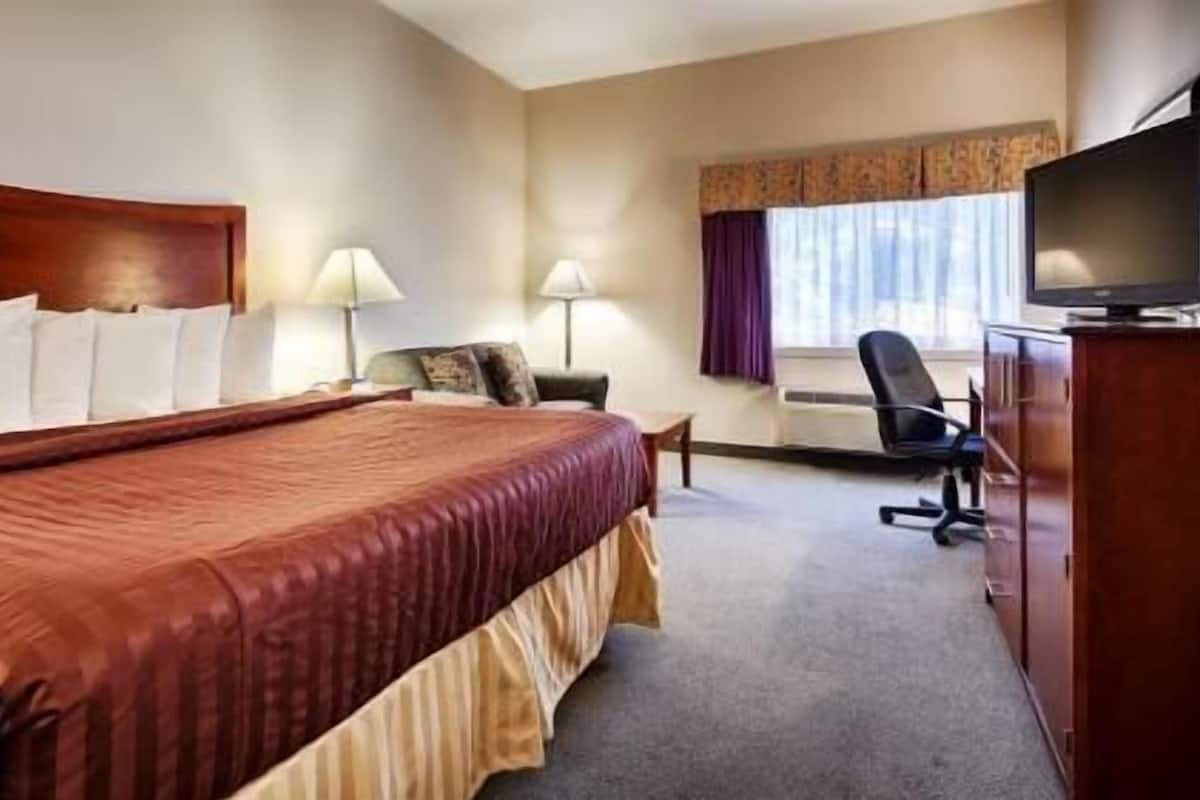 Down comforters, in-room safe, desk, laptop workspace