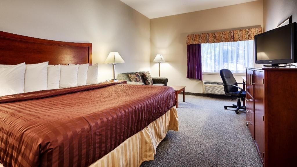 Down comforters, in-room safe, desk, laptop workspace