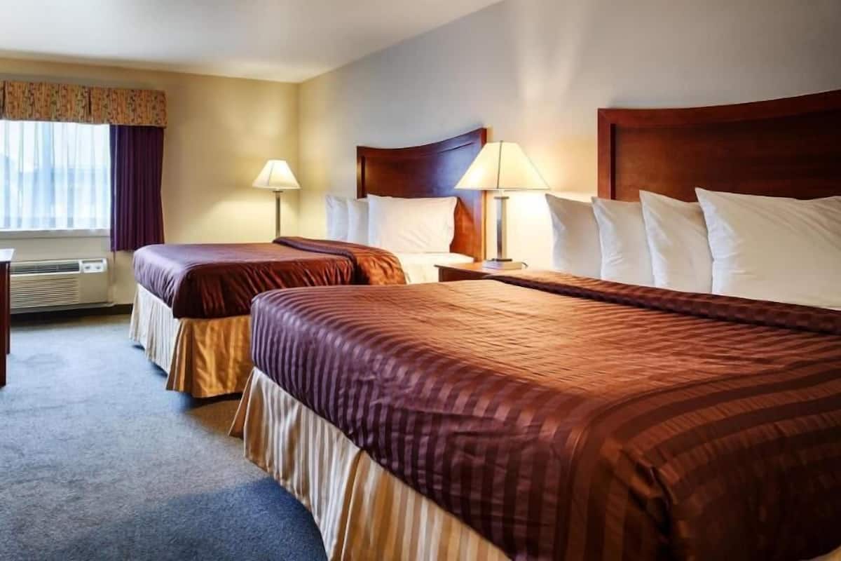 Down comforters, in-room safe, desk, laptop workspace