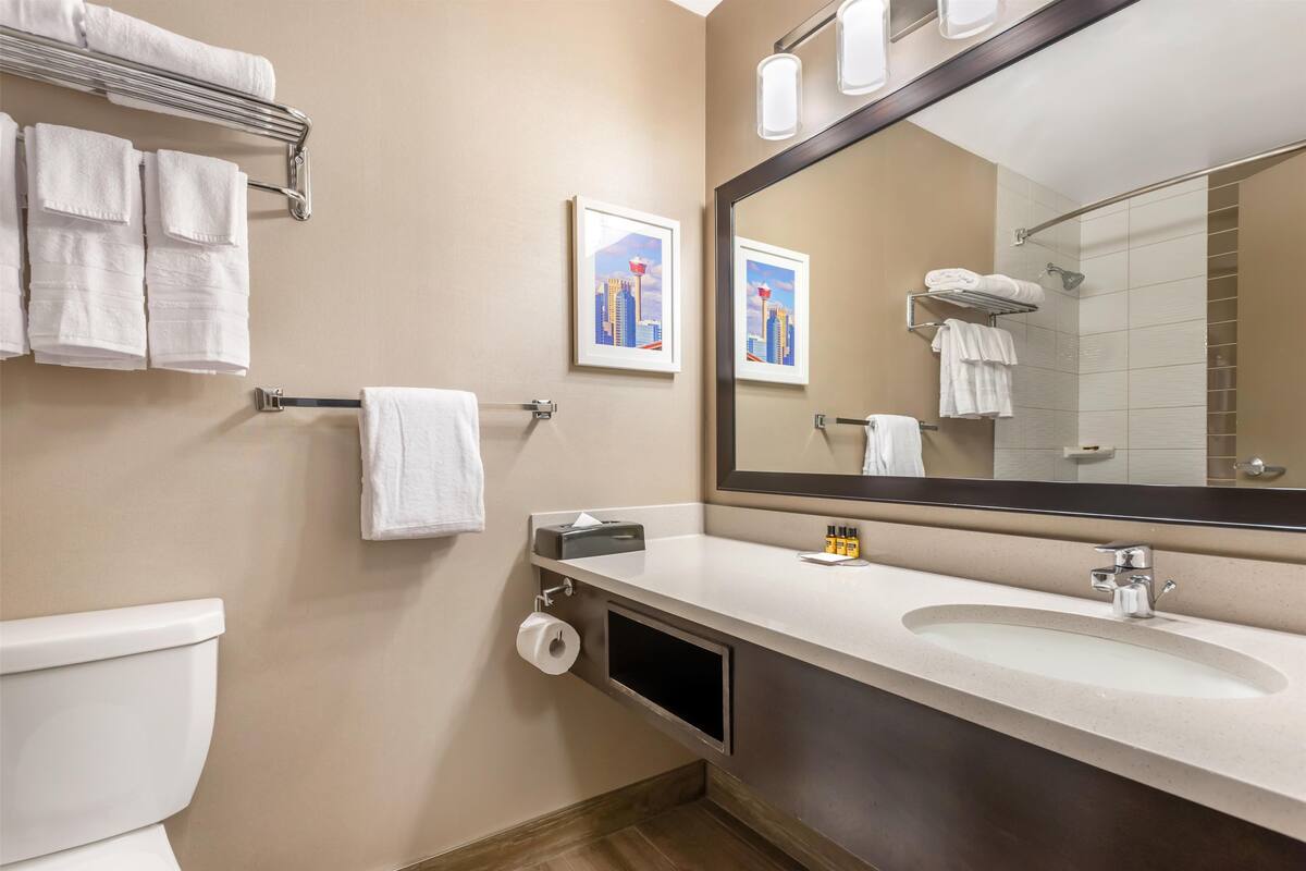 standard room, 2 queen beds, non smoking | bathroom | combined shower/bathtub, free toiletries, hair dryer, towels