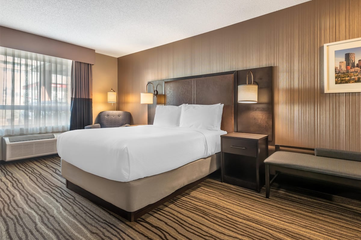 Standard Room, 1 Queen Bed, Non Smoking | Premium bedding, pillowtop beds, desk, blackout drapes