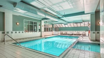 Indoor pool, sun loungers