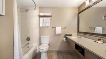 Un baño moderno con bañera, inodoro y lavamanos.