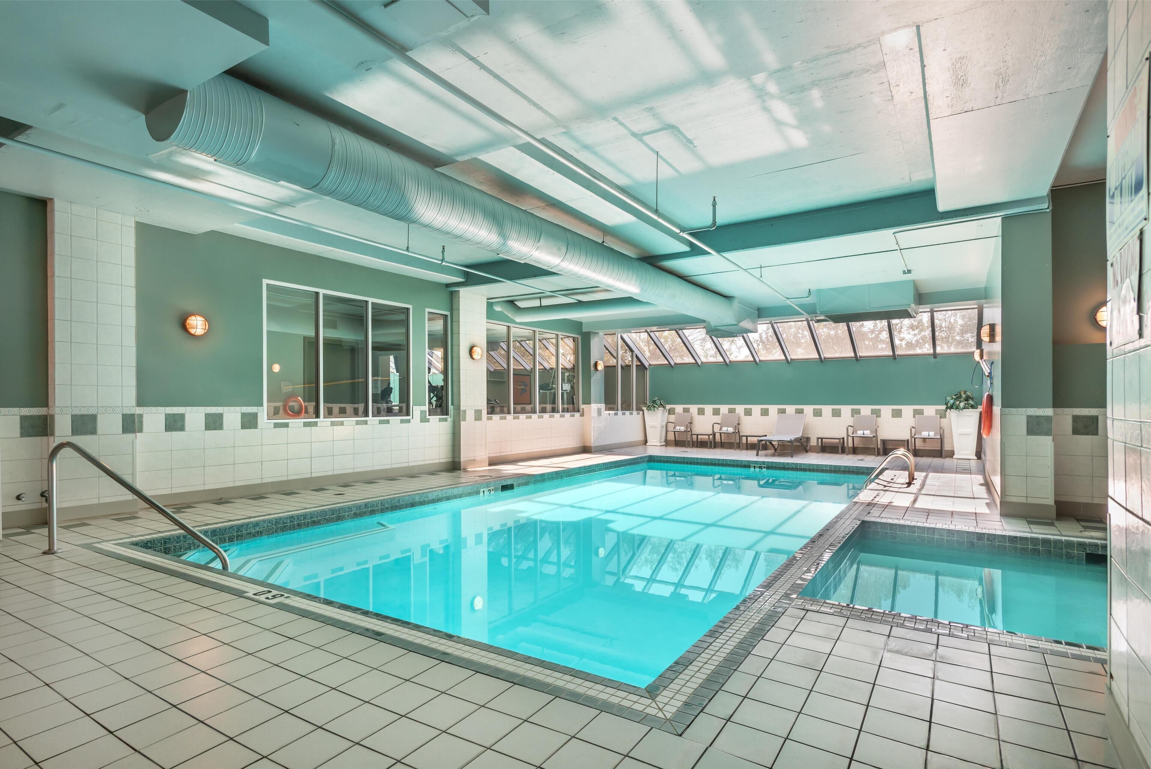 Indoor pool, sun loungers