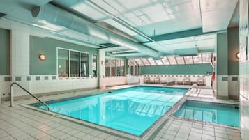 Kolam renang indoor, dengan kursi berjemur